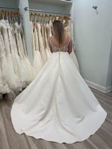 espalda del vestido de novia de satén de paloma