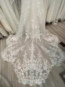 preciosa cola del vestido de novia