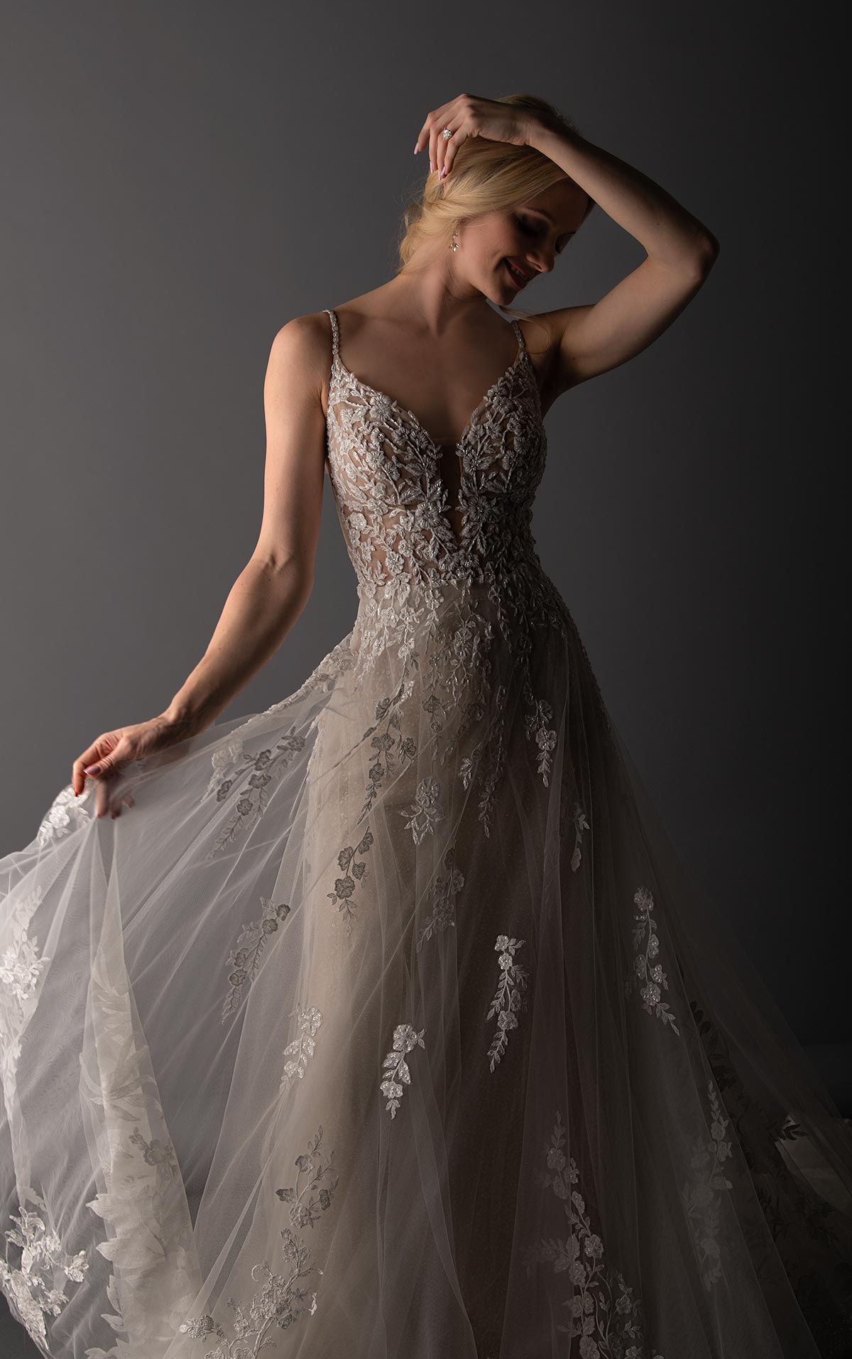 Precioso vestido de novia con detalles de pedrería y encaje floral