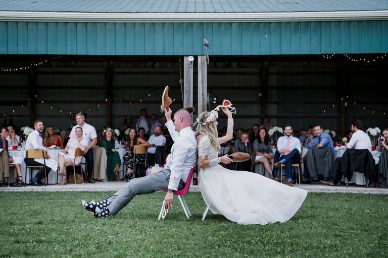Pareja de recién casados jugando al juego del zapato de la boda